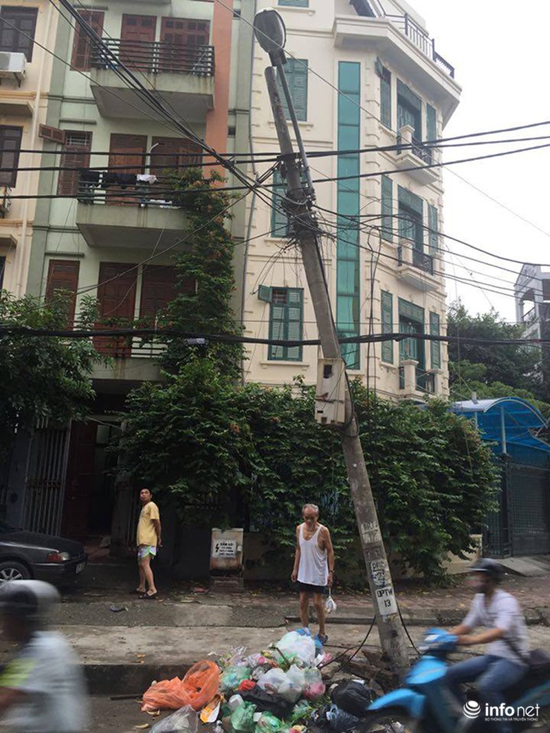 Cột đèn bật gốc sắp đổ giữa phố - ảnh 1