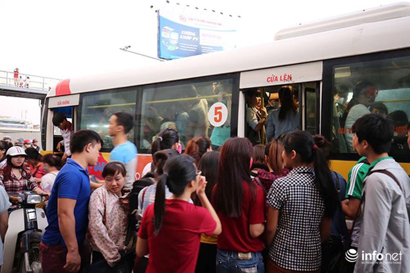 Sinh viên vất vả đón xe buýt trên đường Cầu Giấy - Xuân Thuỷ - ảnh 2