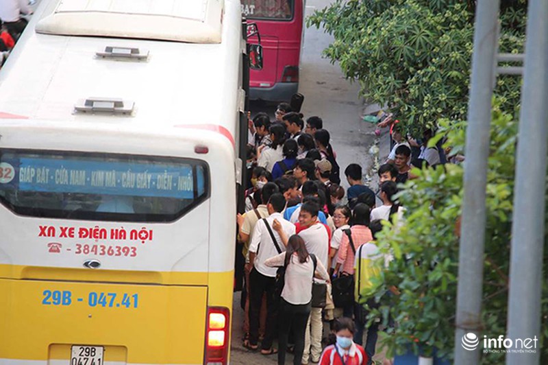Sinh viên vất vả đón xe buýt trên đường Cầu Giấy - Xuân Thuỷ - ảnh 3