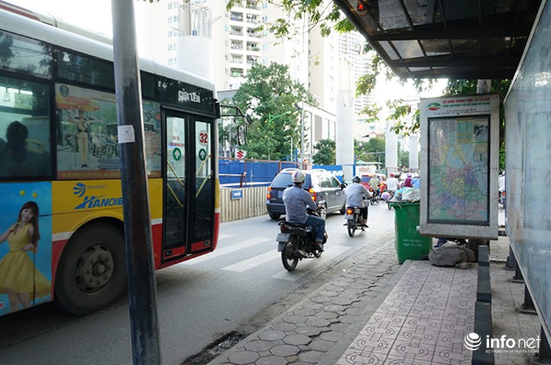Sinh viên vất vả đón xe buýt trên đường Cầu Giấy - Xuân Thuỷ - ảnh 4