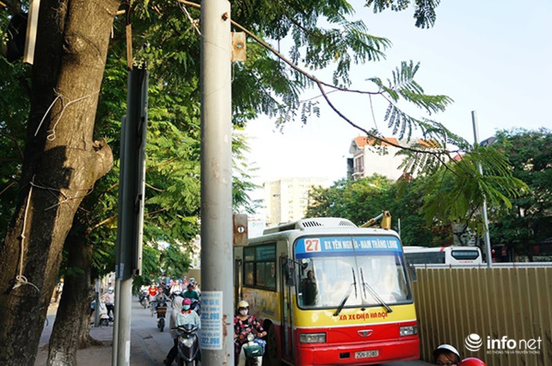 Sinh viên vất vả đón xe buýt trên đường Cầu Giấy - Xuân Thuỷ - ảnh 1