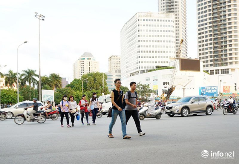 Sinh viên vất vả đón xe buýt trên đường Cầu Giấy - Xuân Thuỷ - ảnh 5