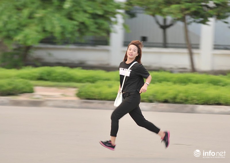 Sinh viên vất vả đón xe buýt trên đường Cầu Giấy - Xuân Thuỷ - ảnh 8