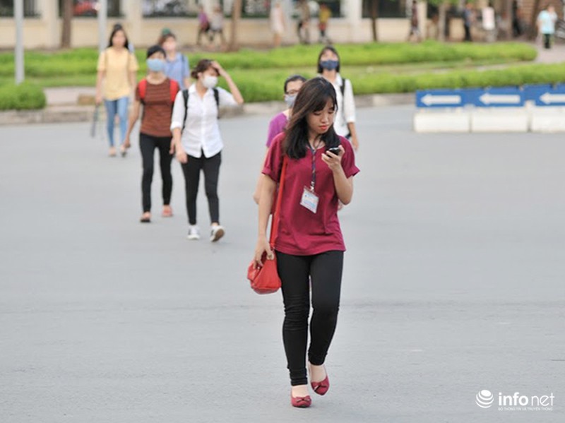 Sinh viên vất vả đón xe buýt trên đường Cầu Giấy - Xuân Thuỷ - ảnh 6