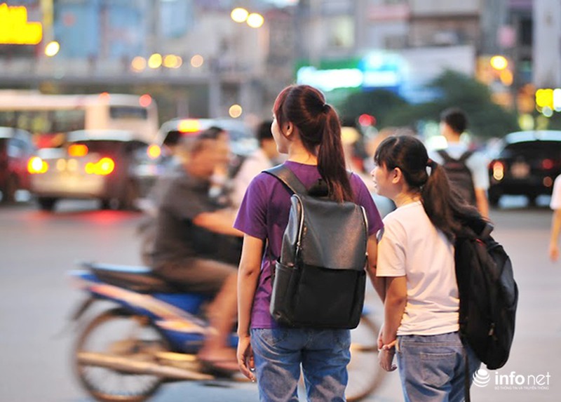 Sinh viên vất vả đón xe buýt trên đường Cầu Giấy - Xuân Thuỷ - ảnh 7