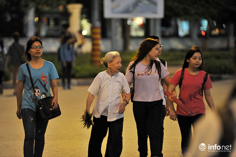 Sinh viên vất vả đón xe buýt trên đường Cầu Giấy - Xuân Thuỷ - ảnh 9