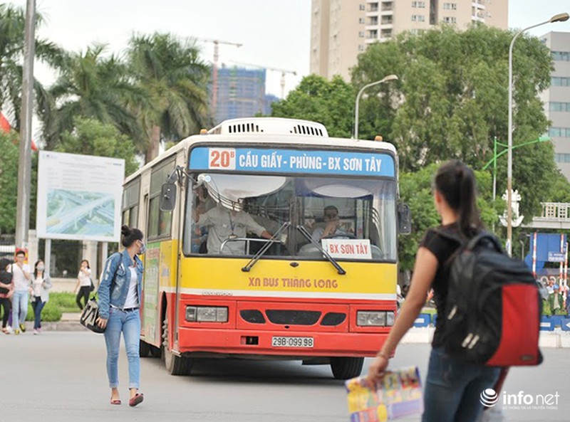 Sinh viên vất vả đón xe buýt trên đường Cầu Giấy - Xuân Thuỷ - ảnh 10