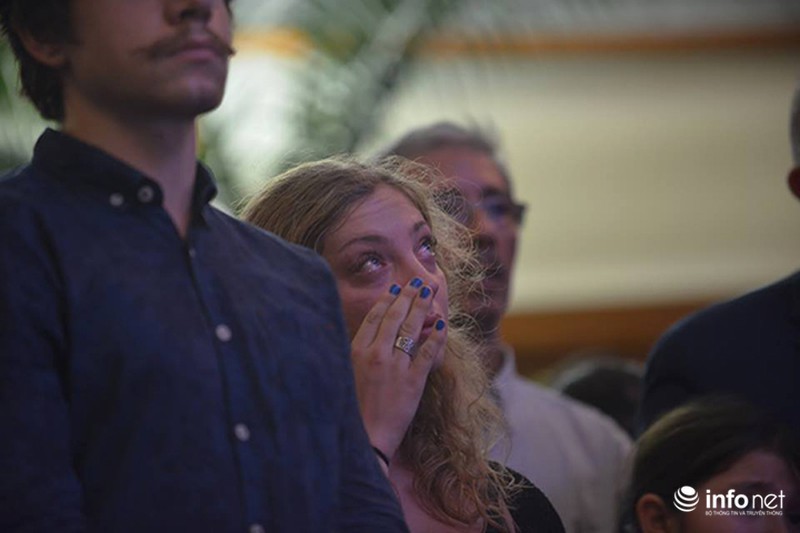 Hàng trăm người xếp hàng vào Đại sứ quán Pháp tưởng niệm nạn nhân khủng bố Paris - ảnh 9