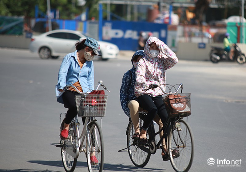 Giữa tháng 11, thời tiết Hà Nội vẫn nóng như đổ lửa - ảnh 1