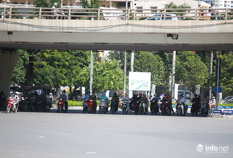 Giữa tháng 11, thời tiết Hà Nội vẫn nóng như đổ lửa - ảnh 3