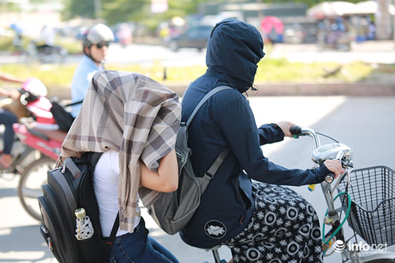 Giữa tháng 11, thời tiết Hà Nội vẫn nóng như đổ lửa - ảnh 4