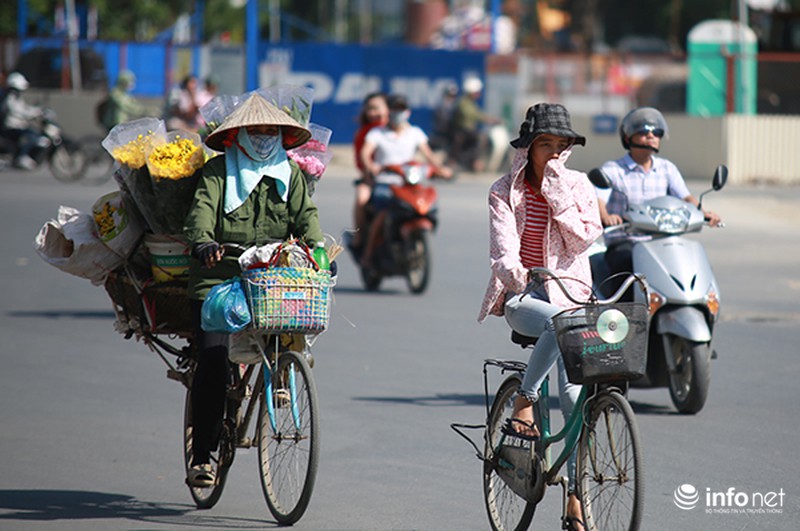 Giữa tháng 11, thời tiết Hà Nội vẫn nóng như đổ lửa - ảnh 6