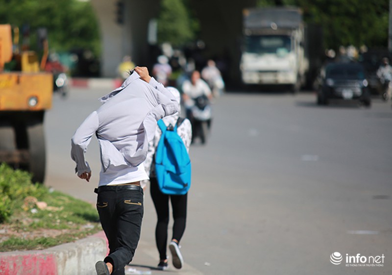 Giữa tháng 11, thời tiết Hà Nội vẫn nóng như đổ lửa - ảnh 7