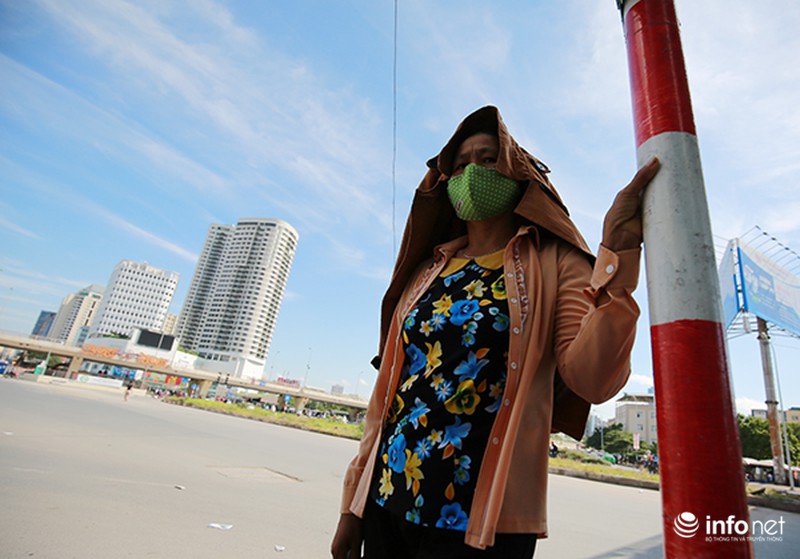 Giữa tháng 11, thời tiết Hà Nội vẫn nóng như đổ lửa - ảnh 10