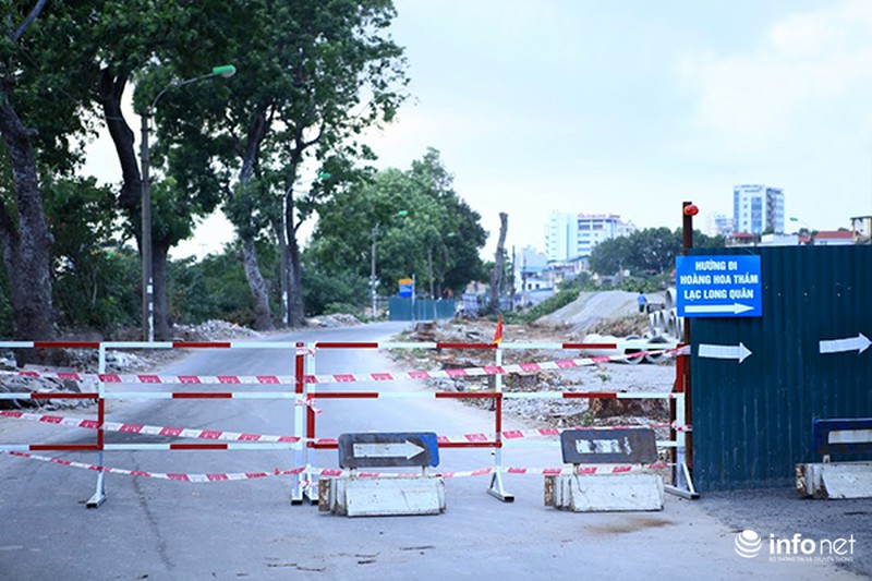 Cấm đường Bưởi: Người dân vượt rào đi qua - ảnh 1