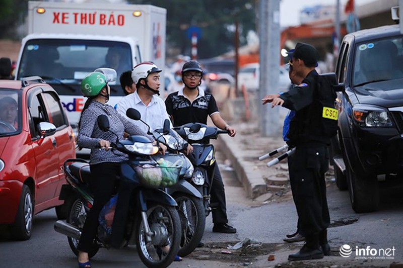 Cấm đường Bưởi: Người dân vượt rào đi qua - ảnh 3
