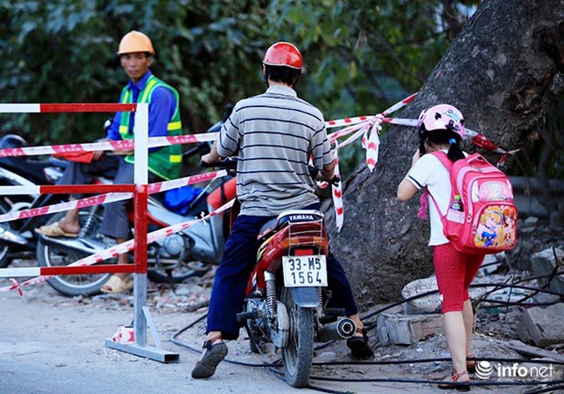 Cấm đường Bưởi: Người dân vượt rào đi qua - ảnh 6