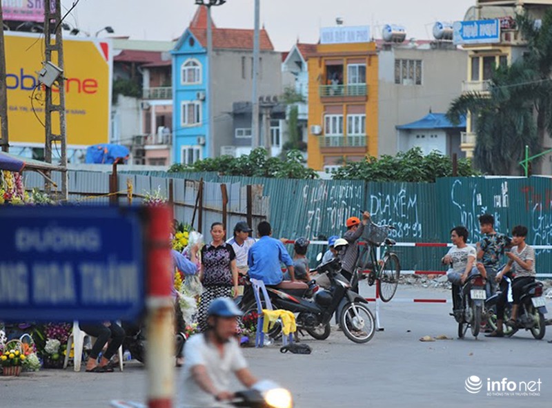 Cấm đường Bưởi: Người dân vượt rào đi qua - ảnh 7