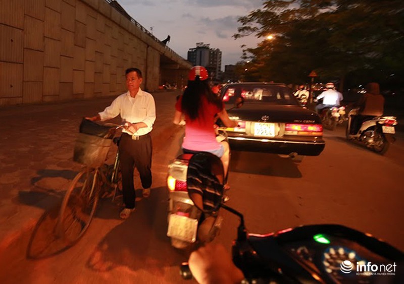 Cấm đường Bưởi: Người dân vượt rào đi qua - ảnh 8