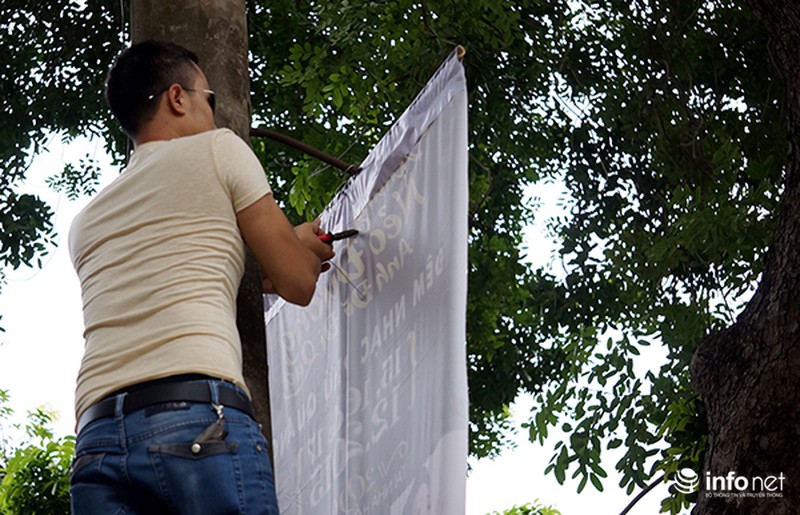 Phun sơn thông báo vi phạm lên panô quảng cáo khắp đường phố Hà Nội - ảnh 4