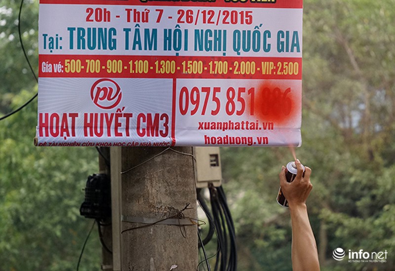 Phun sơn thông báo vi phạm lên panô quảng cáo khắp đường phố Hà Nội - ảnh 13