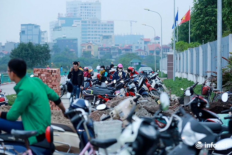 Thung lũng hoa Hồ Tây nát bét, phải đóng cửa sau 3 ngày miễn phí vé vào - ảnh 12