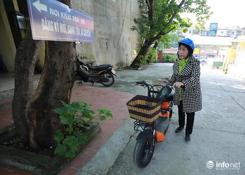 Nhiều người còn bỡ ngỡ về thủ tục đăng ký xe máy điện - ảnh 1