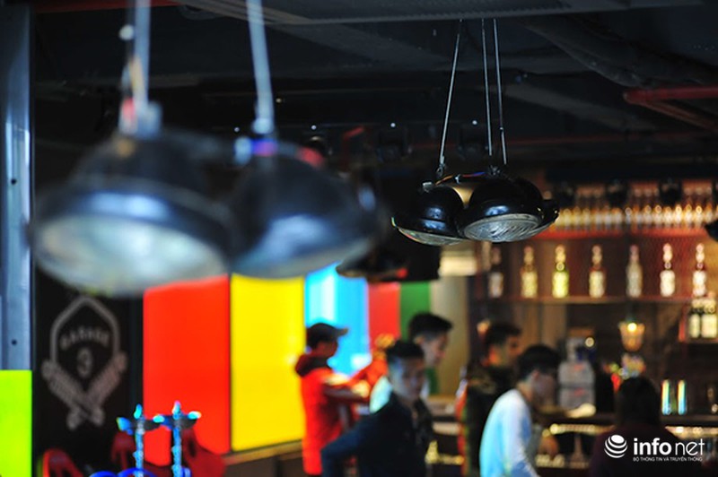 Vào Bar Ô tô vừa khai trương