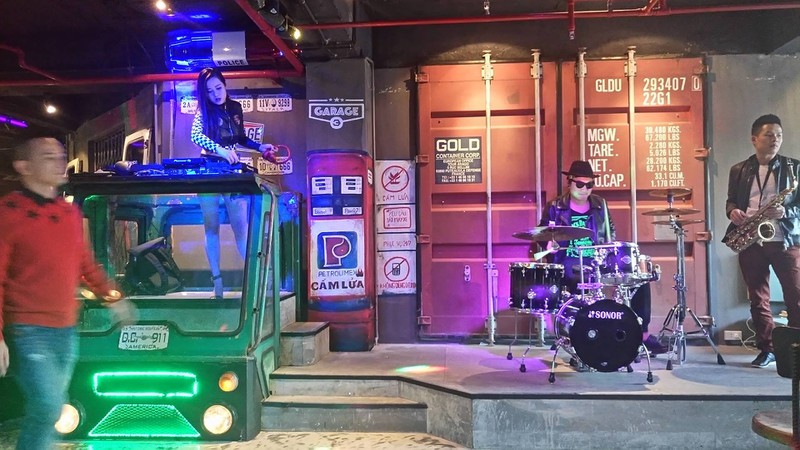 Vào Bar Ô tô vừa khai trương