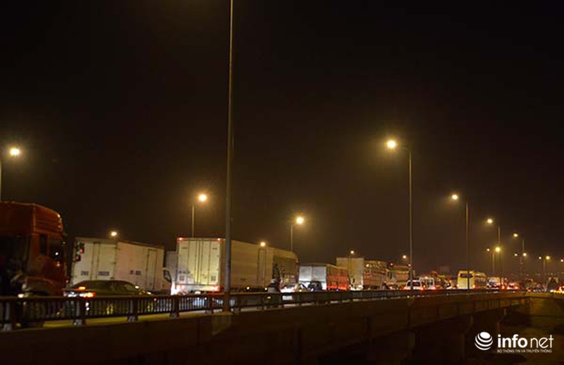 Xe ô tô vượt ẩu gây tai nạn, cầu Thanh Trì ùn tắc kéo dài - ảnh 1