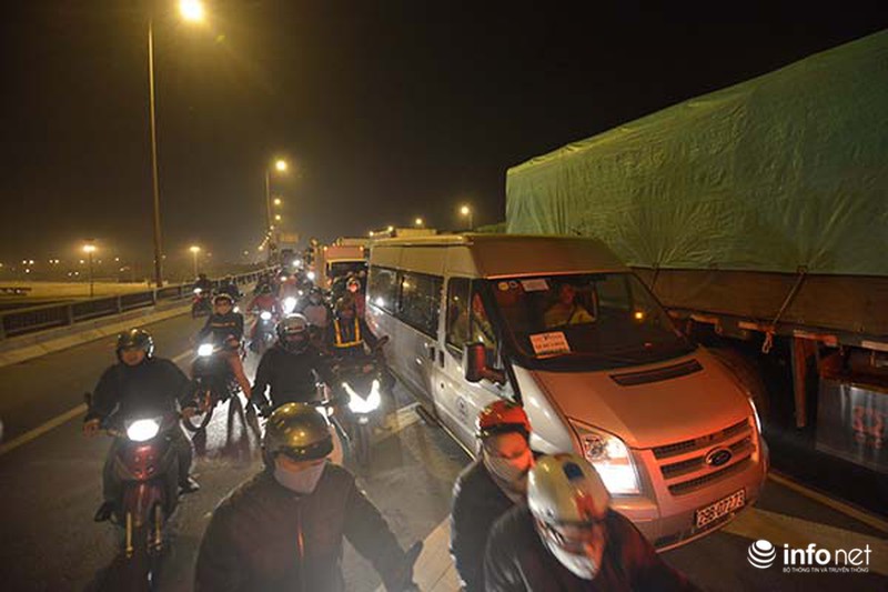 Xe ô tô vượt ẩu gây tai nạn, cầu Thanh Trì ùn tắc kéo dài - ảnh 2