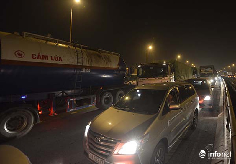 Xe ô tô vượt ẩu gây tai nạn, cầu Thanh Trì ùn tắc kéo dài - ảnh 3