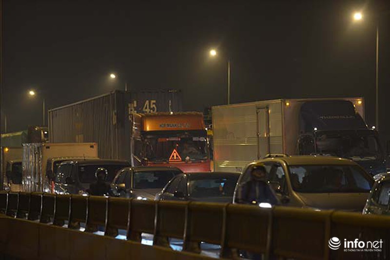 Xe ô tô vượt ẩu gây tai nạn, cầu Thanh Trì ùn tắc kéo dài - ảnh 4