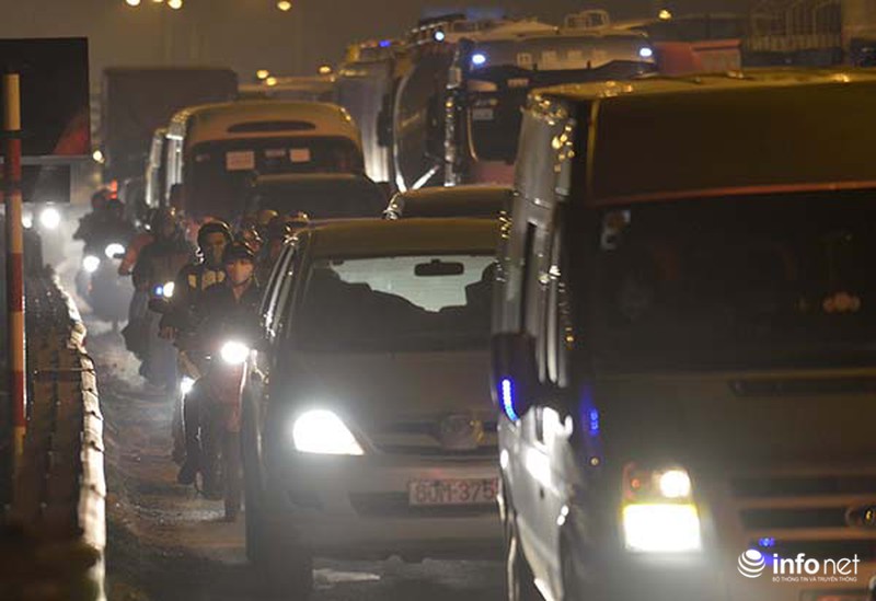 Xe ô tô vượt ẩu gây tai nạn, cầu Thanh Trì ùn tắc kéo dài - ảnh 5