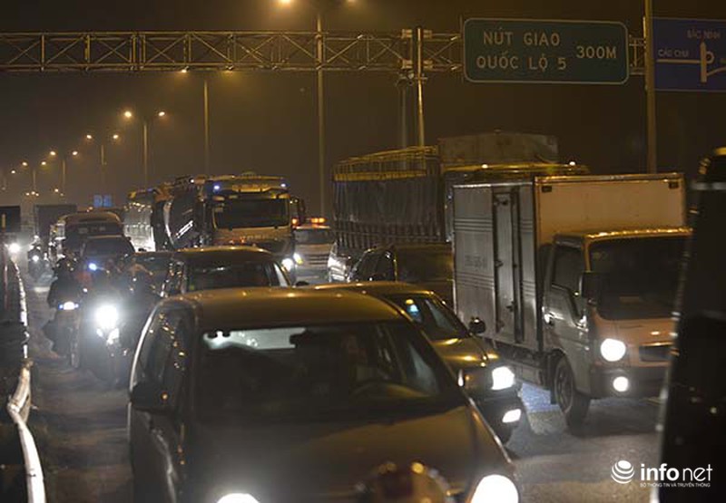 Xe ô tô vượt ẩu gây tai nạn, cầu Thanh Trì ùn tắc kéo dài - ảnh 6