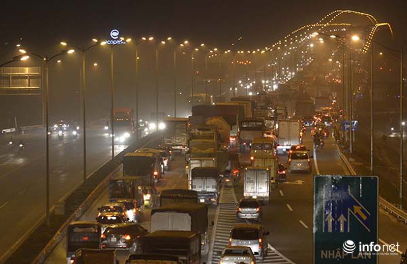 Xe ô tô vượt ẩu gây tai nạn, cầu Thanh Trì ùn tắc kéo dài - ảnh 7