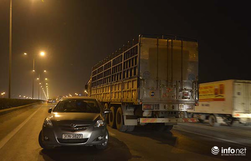 Xe ô tô vượt ẩu gây tai nạn, cầu Thanh Trì ùn tắc kéo dài - ảnh 8