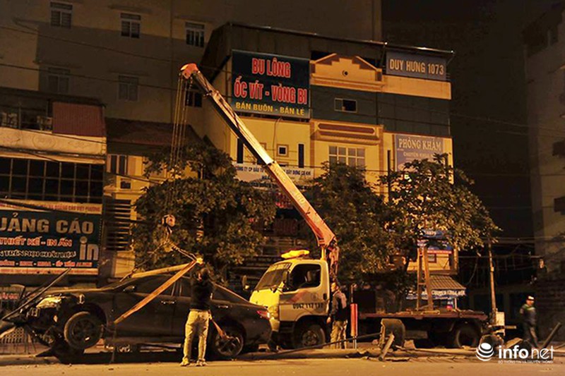 Xe Camry mất lái đâm nát dải phân cách cứng trong đêm - ảnh 2