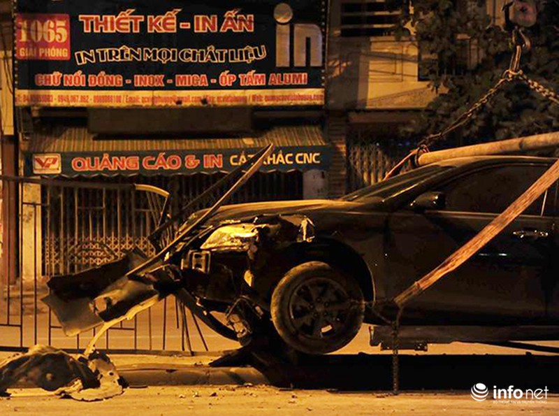 Xe Camry mất lái đâm nát dải phân cách cứng trong đêm - ảnh 3