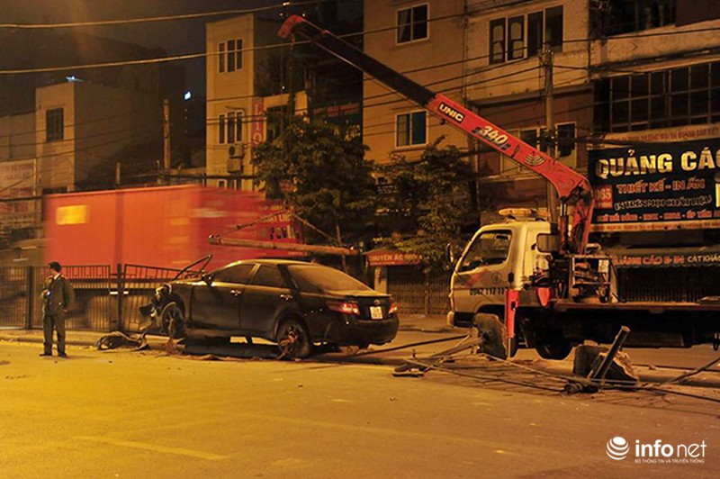 Xe Camry mất lái đâm nát dải phân cách cứng trong đêm - ảnh 4