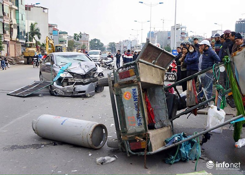 Xe ô tô đi tốc độ cao đâm vào xe ba bánh đi ngược chiều - ảnh 1