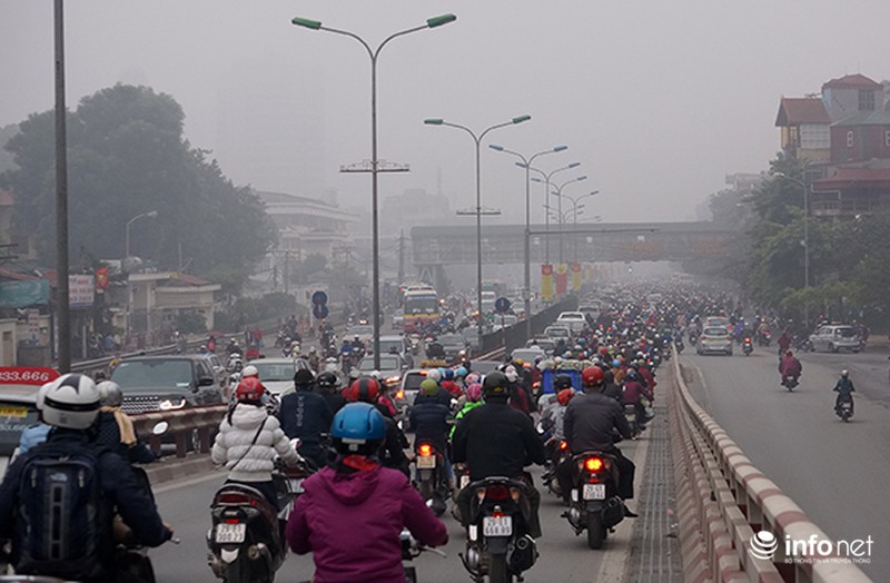 Sương mù dày đặc phủ kín Hà Nội - ảnh 1