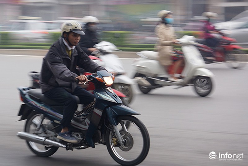 Sương mù dày đặc phủ kín Hà Nội - ảnh 4