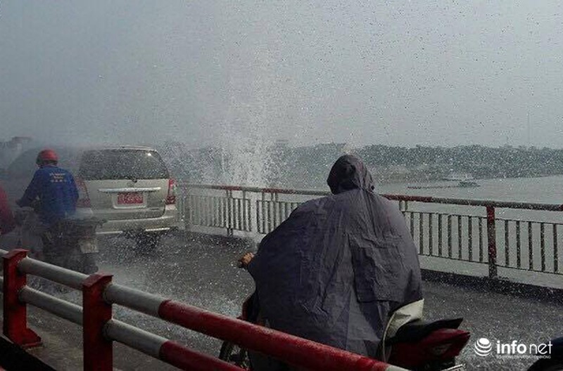 Vỡ đường ống nước, người dân mặc áo mưa đi qua cầu giữa trời nắng - ảnh 2