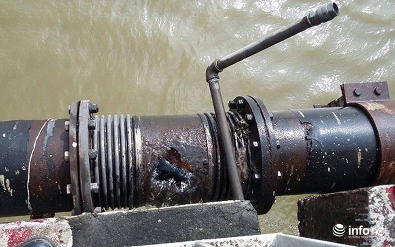 Vỡ đường ống nước, người dân mặc áo mưa đi qua cầu giữa trời nắng - ảnh 3