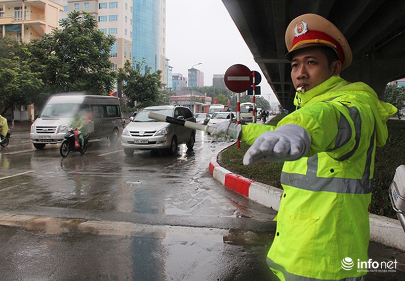 CSGT đội mưa rét điều khiển giao thông - ảnh 2