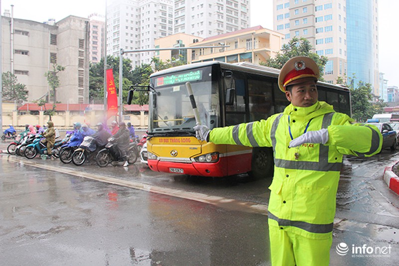 CSGT đội mưa rét điều khiển giao thông - ảnh 3