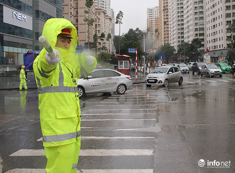 CSGT đội mưa rét điều khiển giao thông - ảnh 4