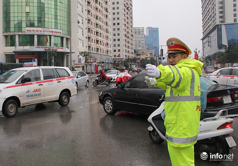 CSGT đội mưa rét điều khiển giao thông - ảnh 5