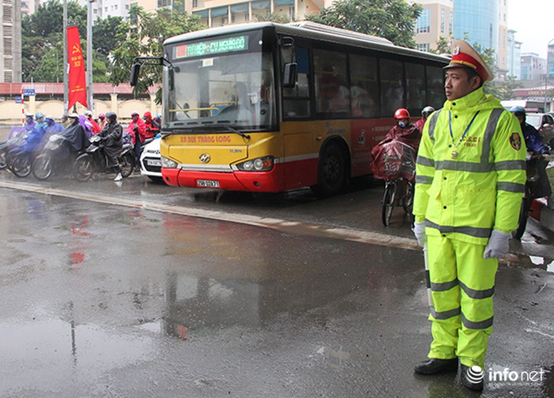 CSGT đội mưa rét điều khiển giao thông - ảnh 6